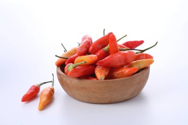 Beyaz arkaplanda Cayenne biberi