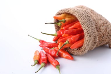 Beyaz arkaplanda kırmızı biberin yakın plan çekimi.