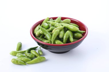 Beyaz arkaplanda kırmızı biber