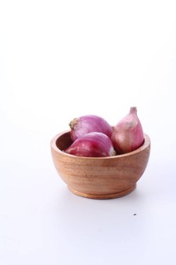 Beyaz arkaplanda kırmızı soğan