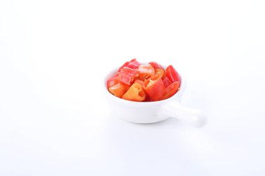 Beyaz arkaplanda kırmızı biber dilimi