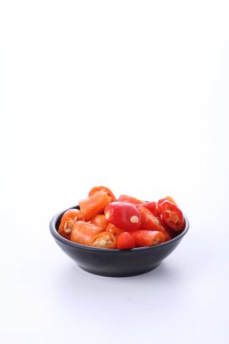 Beyaz arkaplanda kırmızı biber dilimi