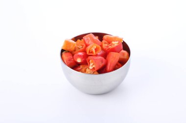 Beyaz arkaplanda kırmızı biber dilimi