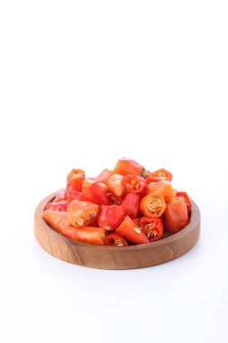 Beyaz arkaplanda kırmızı biber dilimi