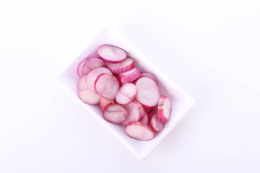 Beyaz arkaplanda soğan dilimi