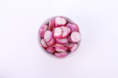 Beyaz arkaplanda soğan dilimi