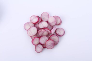 Beyaz arkaplanda soğan dilimi