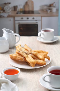 Cakwe geleneksel Çin şekerlemelerinden biridir. Çakwe, kızarmış hayalet anlamına gelen bir Hokkien lehçesidir. Bu isim, bu küçük ama tarihsel olarak yüklenmiş şekerlemelerin kökeniyle yakından ilişkilidir..