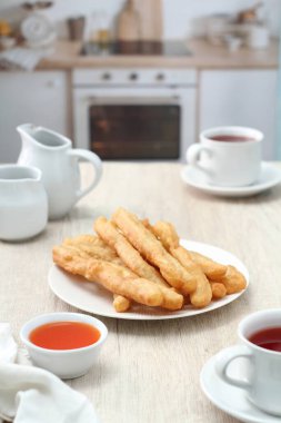 Cakwe geleneksel Çin şekerlemelerinden biridir. Çakwe, kızarmış hayalet anlamına gelen bir Hokkien lehçesidir. Bu isim, bu küçük ama tarihsel olarak yüklenmiş şekerlemelerin kökeniyle yakından ilişkilidir..