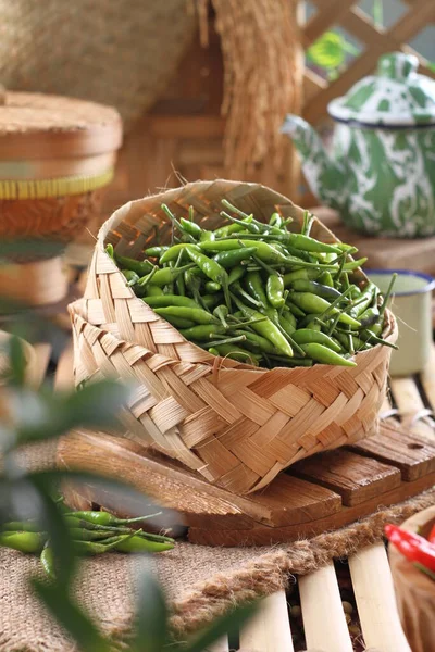 新鮮な緑の豆を木のテーブルの上で — ストック写真