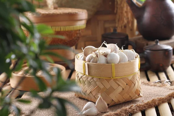 Stock image garlic and dried onions in a wicker basket