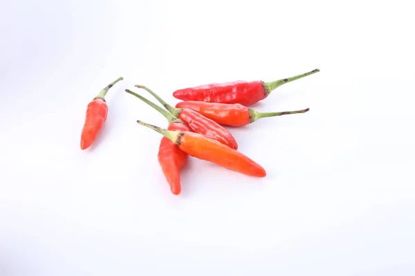 在白色背景上隔绝的红辣椒和辣椒 — 图库照片