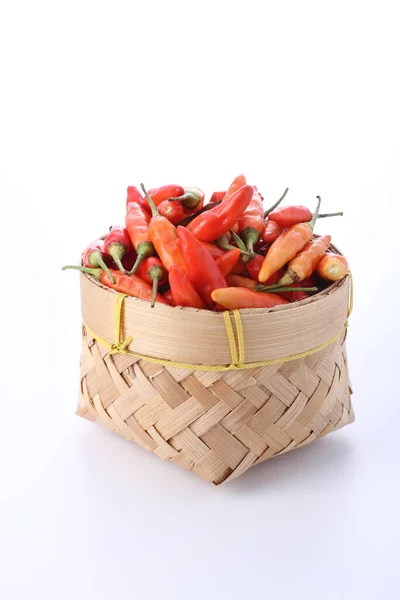 红辣椒在白色背景的篮子里 — 图库照片