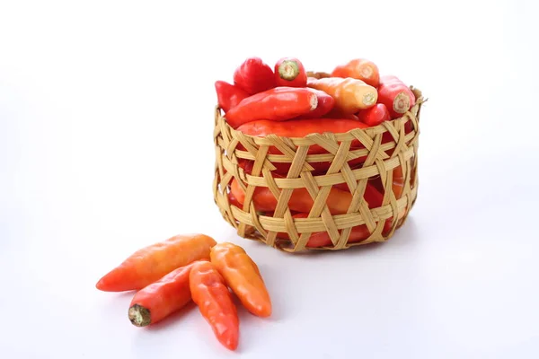 柳条篮里的红辣椒 — 图库照片