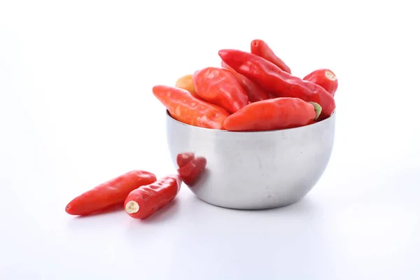 红色辣椒在一个碗中 白色背景 选择性重点 — 图库照片
