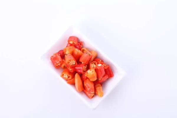 白背景上的辣椒红片 — 图库照片