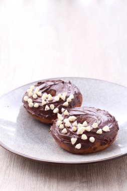 Beyaz arka planda tatlı buzlu çay