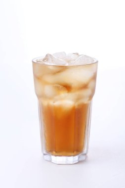 Beyaz arka planda bir bardak çay.