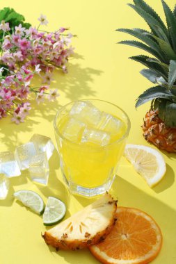 Yeşil meyve suyu ve şeffaf bardakta limon ve naneli limonata. seçici odak