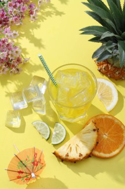 Yaz içeceği, limonata, limon, nane, buz ve limon mavi arka planda.