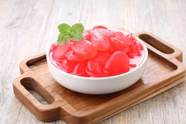 Tatlı ve ekşi bir tadı olan kırmızı kaling kolang şekeri.