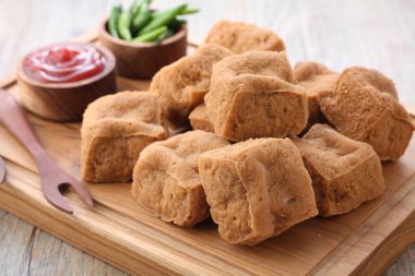 Tahu sumedang veya Tahu bunkeng (Sumedangite tofu, bunkeng tofu), Sumedang, Batı Java, Endonezya 'da bulunan bir soya peyniri türüdür. İlk olarak Çinli bir Endonezyalı olan Ong Kino tarafından yapıldı. Diğer tofulardan farklı bir özelliği var..