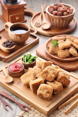 Tahu sumedang veya Tahu bunkeng (Sumedangite tofu, bunkeng tofu), Sumedang, Batı Java, Endonezya 'da bulunan bir soya peyniri türüdür. İlk olarak Çinli bir Endonezyalı olan Ong Kino tarafından yapıldı. Diğer tofulardan farklı bir özelliği var..