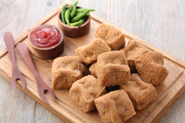 Tahu sumedang veya Tahu bunkeng (Sumedangite tofu, bunkeng tofu), Sumedang, Batı Java, Endonezya 'da bulunan bir soya peyniri türüdür. İlk olarak Çinli bir Endonezyalı olan Ong Kino tarafından yapıldı. Diğer tofulardan farklı bir özelliği var..