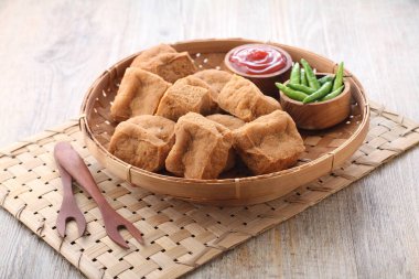 Soslu kızarmış tavuk ve salata.