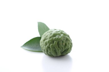 bergamot kaffir beyaz arkaplanda izole edildi