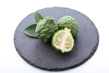 Beyaz arkaplanda taze yeşil bergamot