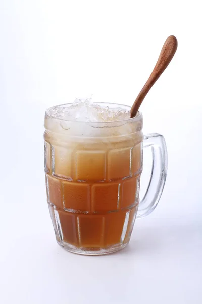 Beyaz Arka Planda Tatlı Buzlu Çay — Stok fotoğraf