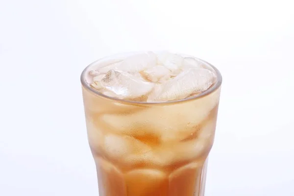 白地に氷のコーラを飲むのガラス — ストック写真