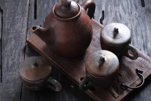 老式茶壶茶和茶壶放在木制桌子上 — 图库照片