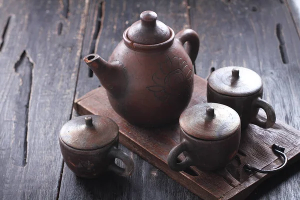 老式木制底座陶瓷茶壶和老式茶壶 — 图库照片