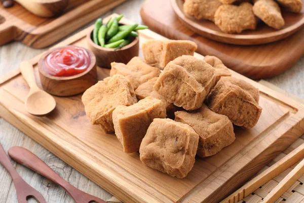 スメダンまたはタフ ブンケン Sumedangite豆腐 ブンケン インドネシアの西ジャワ州スメダン出身のスンダの揚げ豆腐である 最初は Ong Kinoという中国系インドネシア人によって作られました 他豆腐とは特徴が異なる — ストック写真