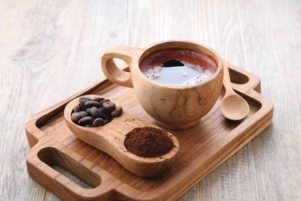 木桌上有巧克力粉的咖啡杯 — 图库照片