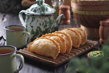 Jalangkote, Endonezya mutfağından pirinç vermicelli, sebze, patates ve yumurtayla doldurulmuş bir Güney Sulawesi mantı tostudur. Baharatlı, tatlı ve ekşi sos yenmeden önce içine batırılacak..