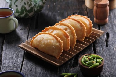 Jalangkote, Endonezya mutfağından pirinç vermicelli, sebze, patates ve yumurtayla doldurulmuş bir Güney Sulawesi mantı tostudur. Baharatlı, tatlı ve ekşi sos yenmeden önce içine batırılacak..