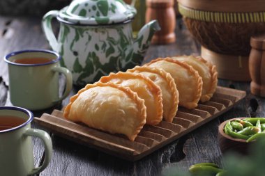 Jalangkote, Endonezya mutfağından pirinç vermicelli, sebze, patates ve yumurtayla doldurulmuş bir Güney Sulawesi mantı tostudur. Baharatlı, tatlı ve ekşi sos yenmeden önce içine batırılacak..