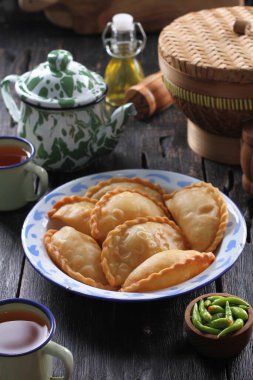 Jalangkote, Endonezya mutfağından pirinç vermicelli, sebze, patates ve yumurtayla doldurulmuş bir Güney Sulawesi mantı tostudur. Baharatlı, tatlı ve ekşi sos yenmeden önce içine batırılacak..