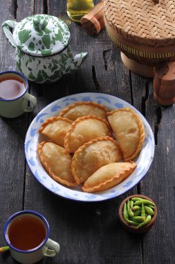 Jalangkote, Endonezya mutfağından pirinç vermicelli, sebze, patates ve yumurtayla doldurulmuş bir Güney Sulawesi mantı tostudur. Baharatlı, tatlı ve ekşi sos yenmeden önce içine batırılacak..
