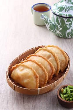 Jalangkote, Endonezya mutfağından pirinç vermicelli, sebze, patates ve yumurtayla doldurulmuş bir Güney Sulawesi mantı tostudur. Baharatlı, tatlı ve ekşi sos yenmeden önce içine batırılacak..