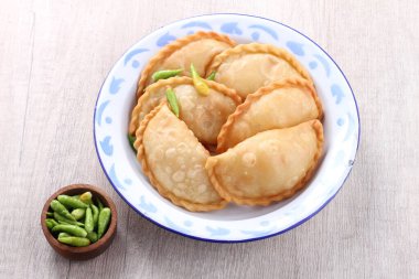 Jalangkote, Endonezya mutfağından pirinç vermicelli, sebze, patates ve yumurtayla doldurulmuş bir Güney Sulawesi mantı tostudur. Baharatlı, tatlı ve ekşi sos yenmeden önce içine batırılacak..