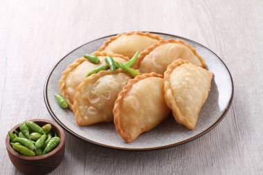 Jalangkote, Endonezya mutfağından pirinç vermicelli, sebze, patates ve yumurtayla doldurulmuş bir Güney Sulawesi mantı tostudur. Baharatlı, tatlı ve ekşi sos yenmeden önce içine batırılacak..