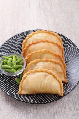 Jalangkote (Lontara:), Endonezya mutfağından pirinç vermicelli, sebze, patates ve yumurtayla doldurulmuş bir Güney Sulawesi mantı türüdür. Baharatlı, tatlı ve ekşi sos yenmeden önce içine batırılacak..