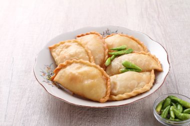 Jalangkote (Lontara:), Endonezya mutfağından pirinç vermicelli, sebze, patates ve yumurtayla doldurulmuş bir Güney Sulawesi mantı türüdür. Baharatlı, tatlı ve ekşi sos yenmeden önce içine batırılacak..