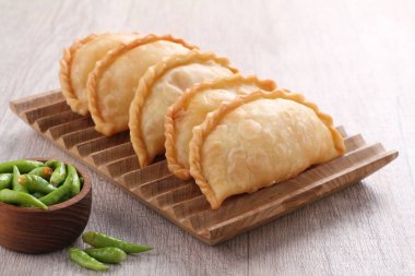 Jalangkote (Lontara:), Endonezya mutfağından pirinç vermicelli, sebze, patates ve yumurtayla doldurulmuş bir Güney Sulawesi mantı türüdür. Baharatlı, tatlı ve ekşi sos yenmeden önce içine batırılacak..