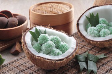 Onde-onde atau jian dui (Hanzi:; Pinyin: jindu; Yale (Bahasa Kanton): jndui) adalah sejenis kue jadanan pasar yang terkenal di Endonezya. Onde-onde mudah ditemukan di pasar geleneksel maupun dijual di pedagang kaki lima.