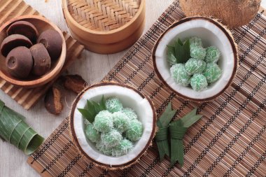 Onde-onde atau jian dui (Hanzi:; Pinyin: jindu; Yale (Bahasa Kanton): jndui) adalah sejenis kue jadanan pasar yang terkenal di Endonezya. Onde-onde mudah ditemukan di pasar geleneksel maupun dijual di pedagang kaki lima.